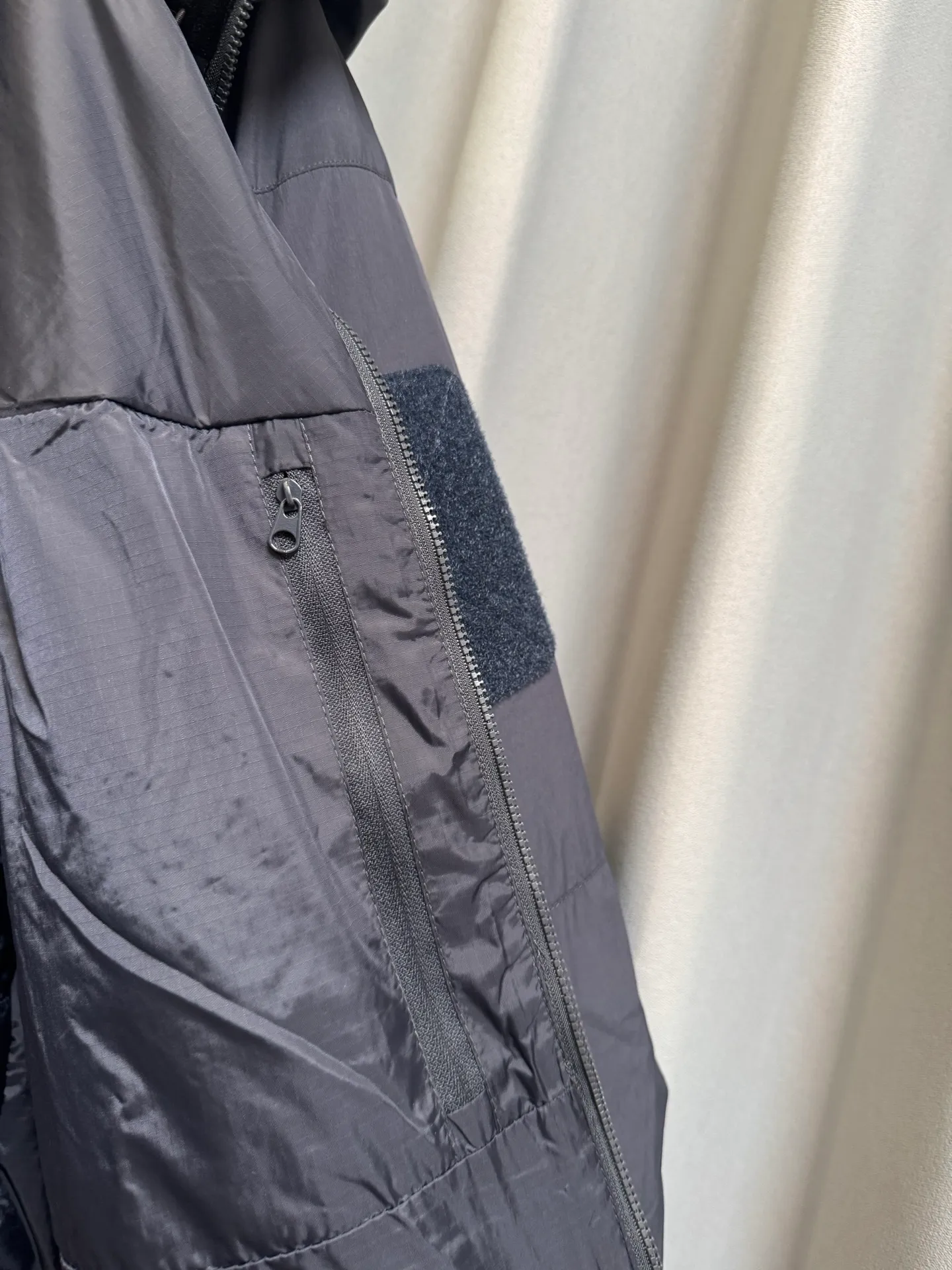 【Premium 】 Arc·teryx 26fw ! N WINDSTOPPER 2L ， Coreloft 100 ， 。 Cold Series ， ， ， ！ ， 。 windstopper ,n Gossamera Fusion WS。 ， ： 1： WINDSTOPPER ， ， ， ， 。 Coreloft ， 。 。 2： 。 3： ， ， 。 4： ， ， 。 ， ， ： / Gray/ Size：s/m/l/xl/xxl